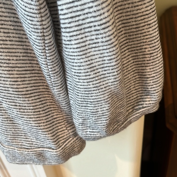 Grey & Gray knit top - Picture 6 of 6